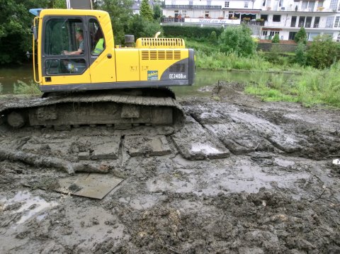 Flussentschlammung Bagger